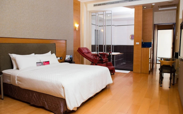 Royal Group Motel Chien Kuo Branch