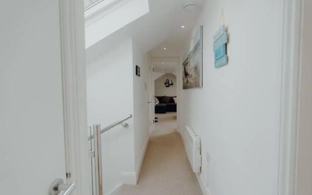 Stylish and Modern 2-bed Apartment in Herne Bay