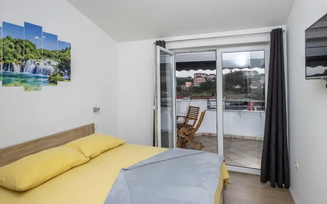Apartment Mia - Two Bedroom Apartment With Balcony