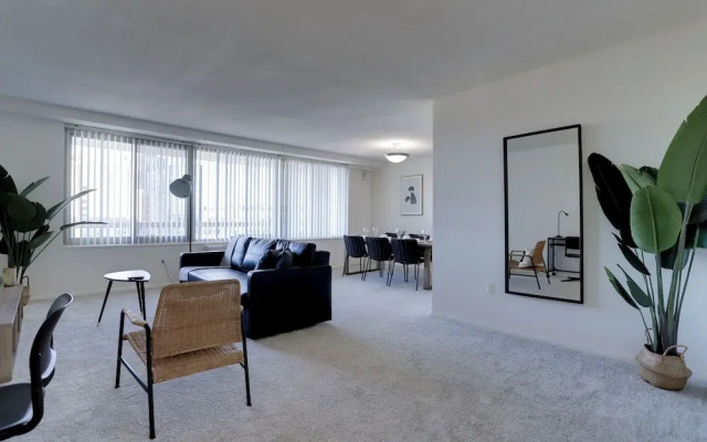 Stylish & Spacious 2BR in Crystal City