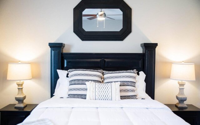 The Dogwood · Luxury Hot Tub· Lake Front Access ·