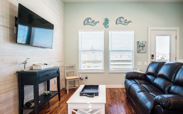 Turquoise Treehouse 2 Bedroom Home