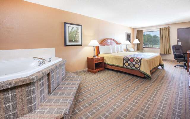 Super 8 by Wyndham Clinton