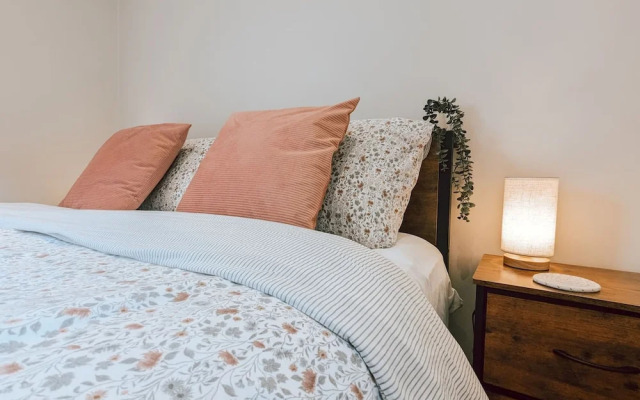 The Modern and Bright Warwick Way Apartment