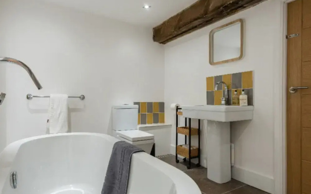 The Warehouse Loft - Trendy Converted Warehouse 3bdr