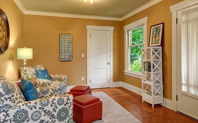 Phinneywood Bungalow - Two Bedroom Home with Fireplace