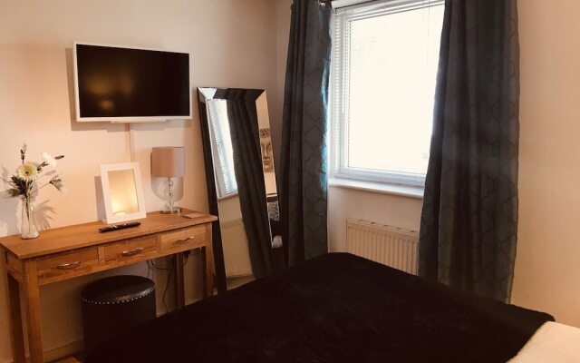 1 Bed Luxe Dockland Apartment - Free parking