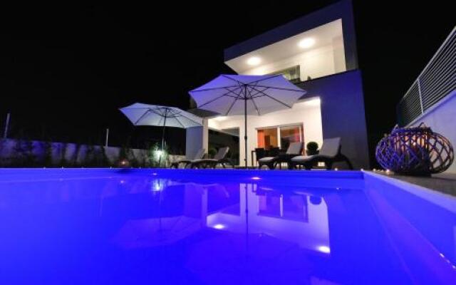 Crowonder Harbor Villa