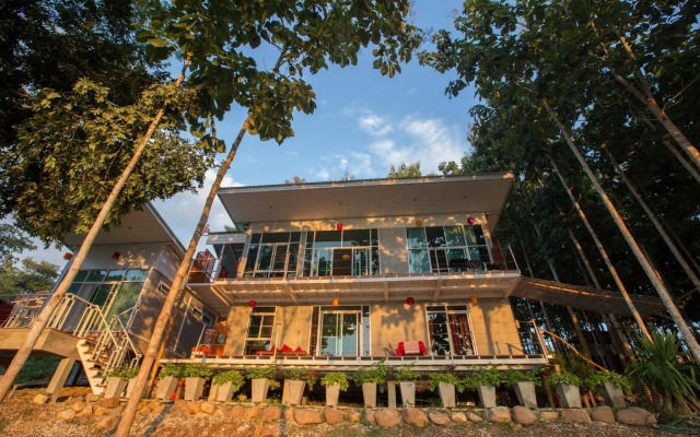Nan De Panna Riverside Homestay