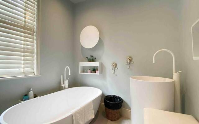 Modern Central 3-brs House With 3 Bths 2 Hottube