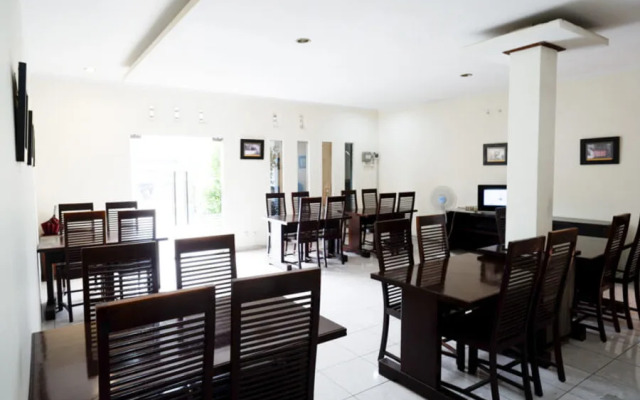 RedDoorz near Wisata Kota Lama Semarang