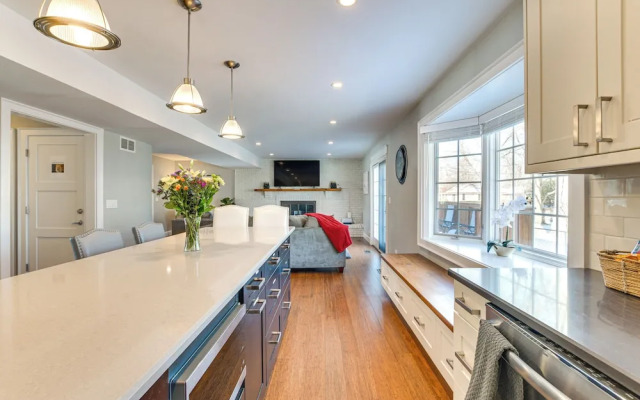 Bike & Kayak: Lakefront Prospect Heights Home