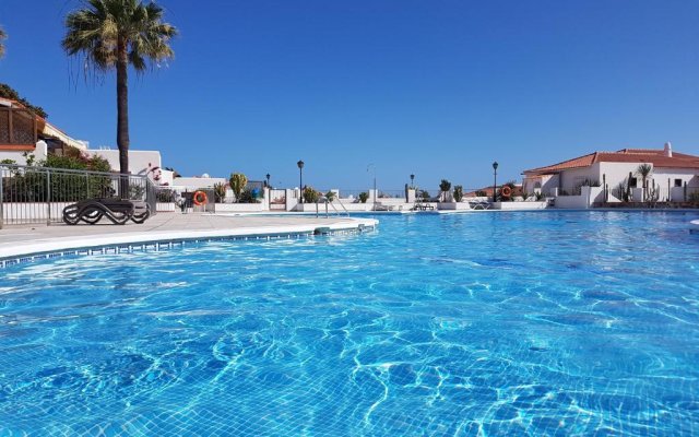 Casa Playa del Duque 2 in 1st sea line directly at the beach, heated pool, Wifi
