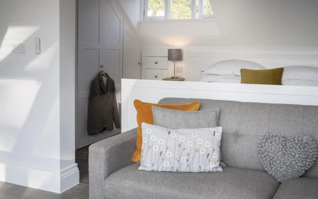 Storrs Hill Sanctuary - Spacious Studio - Stunning Lake Views