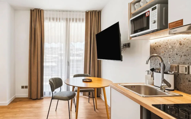 Limehome Piraeus Iris
