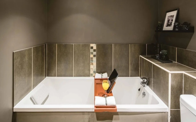 Luxe Living in a 2-bedroom Canary Wharf Haven