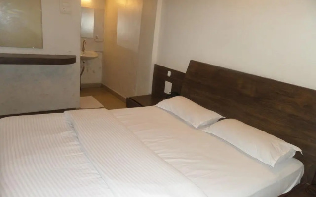 Hotel Mangesh Plaza