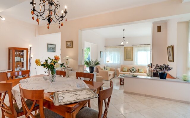 Light Filled Spacious Private Villa with Pool