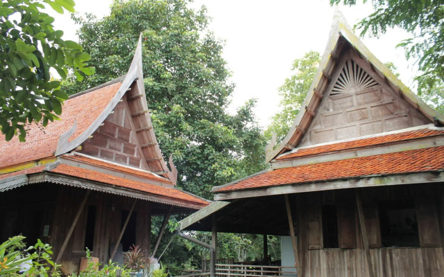 Thai Teak House Garden Homestay