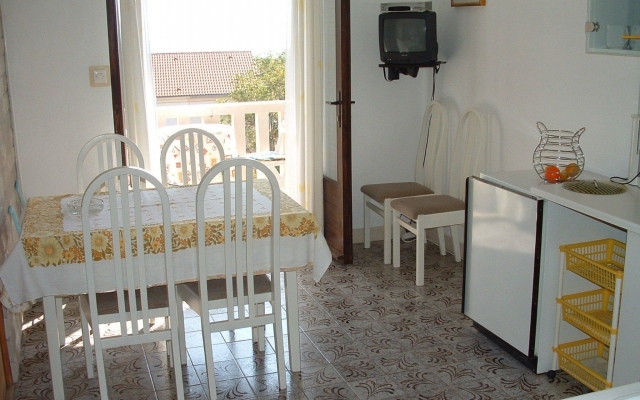 Apartment Sim - 130 m from sea: A1 Zuti Bol, Island Brac