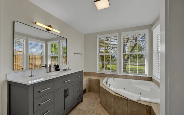 River Oaks Retreat With Hot Tub