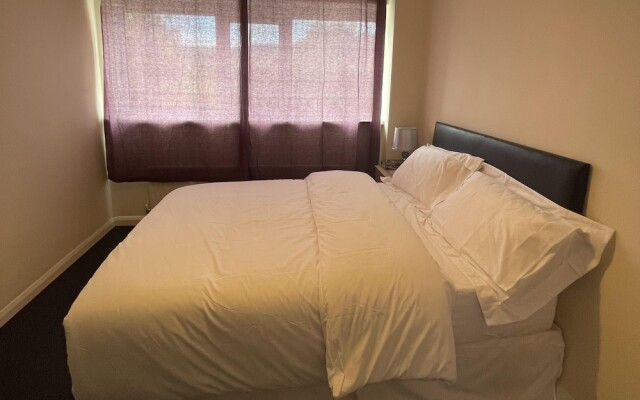 Enjoy Lovely 4 bed Apartment With Garden