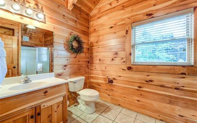 UnFirgettable 2 Bedroom Home with Hot Tub