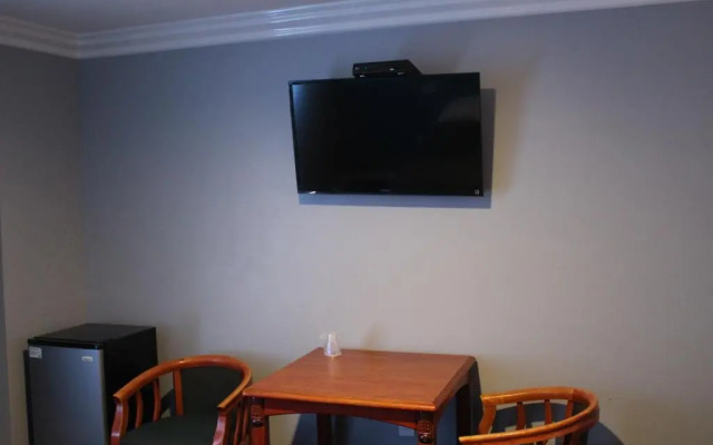 ERTH INN by AGA, Maywood