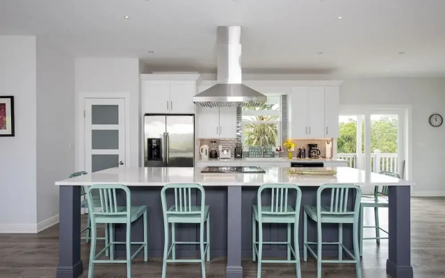 Salty Dolphin 4 Bedroom Home