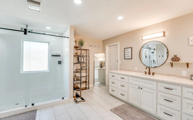 Seguin Riverfront Retreat: Fishing Dock + Kayaks!