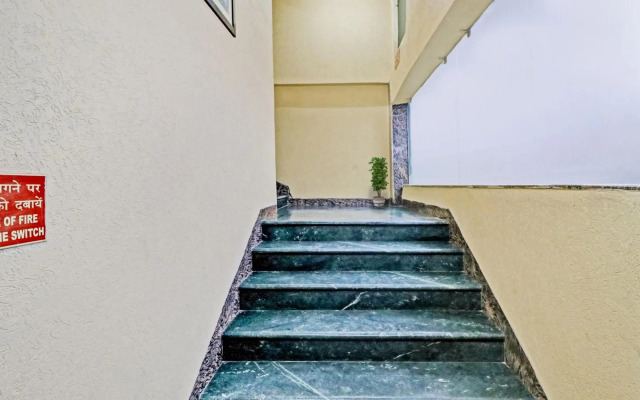 OYO 90654 Hotel Grand Luxury