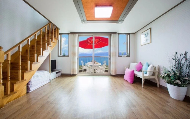 Seokmodo White Wing Pension