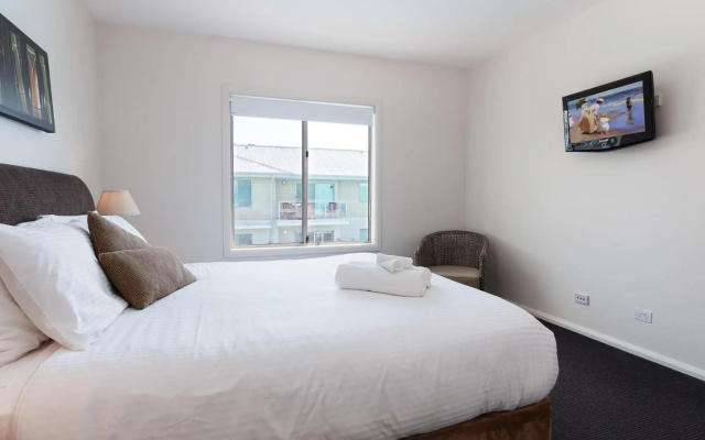 245 Pacific Blue 265 Sandy Point Rd air conditioned unit with resort facilities and linen supplied – Guest Rooms – Salamander Bay