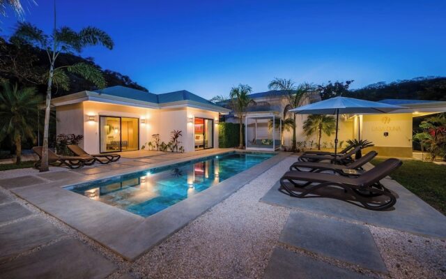 New Oasis in Gated Community With Pool Breakfast