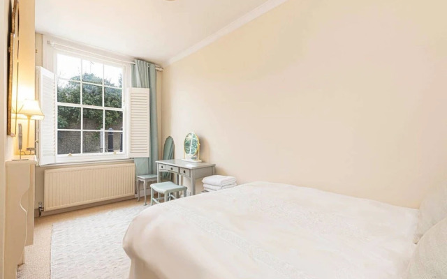Stylish 2-bed Flat w/ Lovely Patio in Battersea