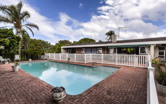 Admiral's Lodge Guest House B & B