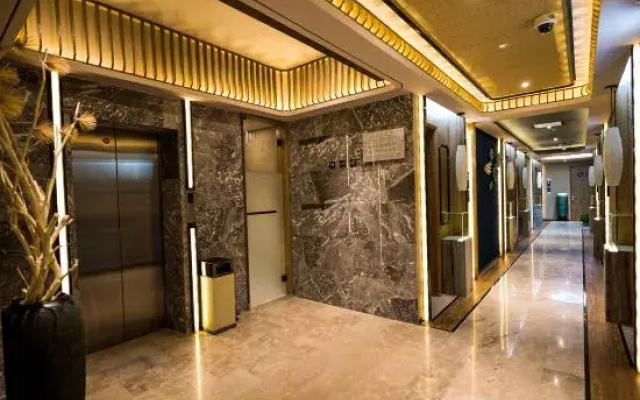 Elong Anyun Hotel (Shanghai Hongqiao International Airport Ziteng Road Subway Station)