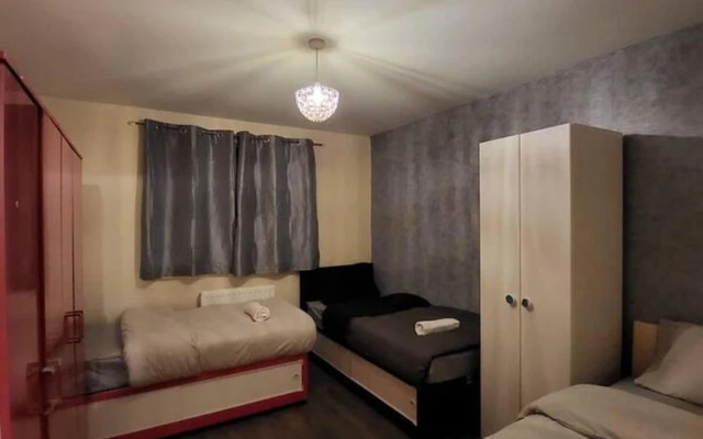Lovely 4 Bedroom Home With Private Parking