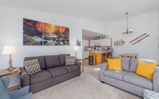 Alpine Family Haus 2 Bedroom Condo by NW Comfy Cabins by RedAwning