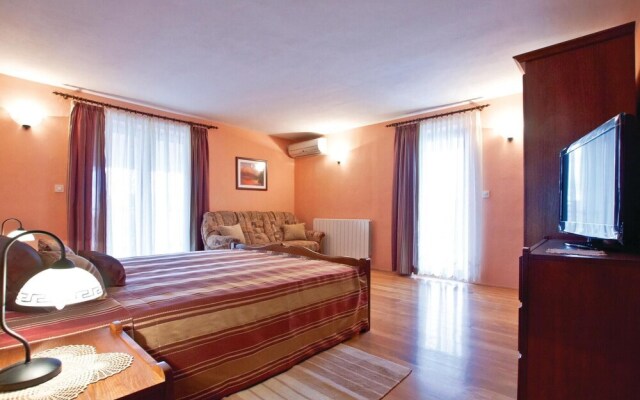 Awesome Home in Visnjan with Hot Tub, Sauna & WiFi