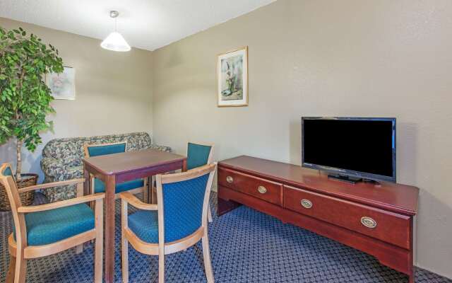 Super 8 by Wyndham Sullivan