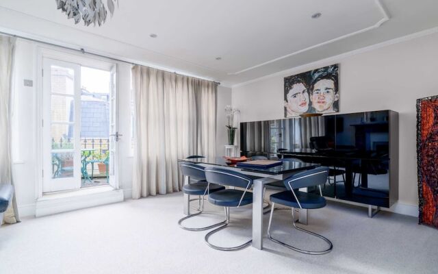 Luxury 2BR Flat in Knightsbridge W/patio, 4 Guests