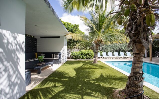 "casa Maria Curacao. Luxury 6 Bedroom Villa Next to Supermarket & Jan Thiel Beach"