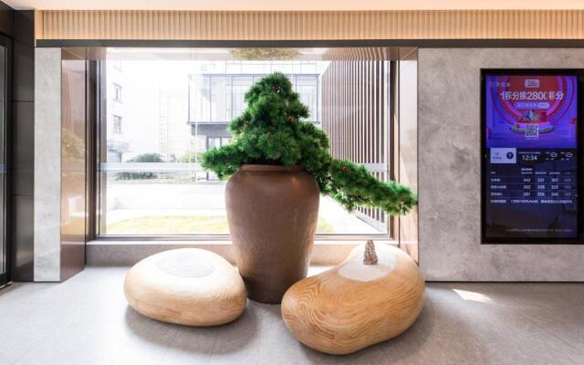 Ji Hotel (Shanghai Longbai Xincun Metro Station)