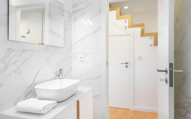 C312 Riverside View Premium Apartment w/ AC & Terrac