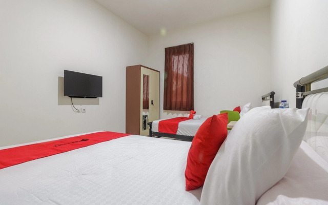 RedDoorz Syariah near AP Pettarani 3