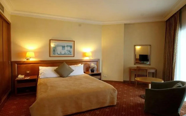 Promenade Hotel