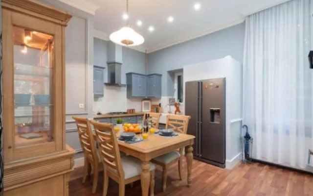 Luxury Art Deco Suite Close to Museum of Fine Arts