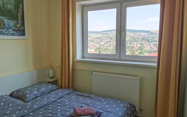 Charming Modern Apartment, Minutes from Downtown