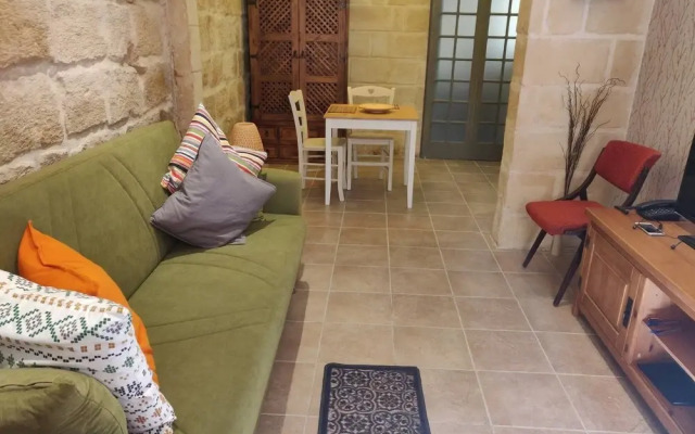 "Romantic Small Townhouse In The Three Cities"